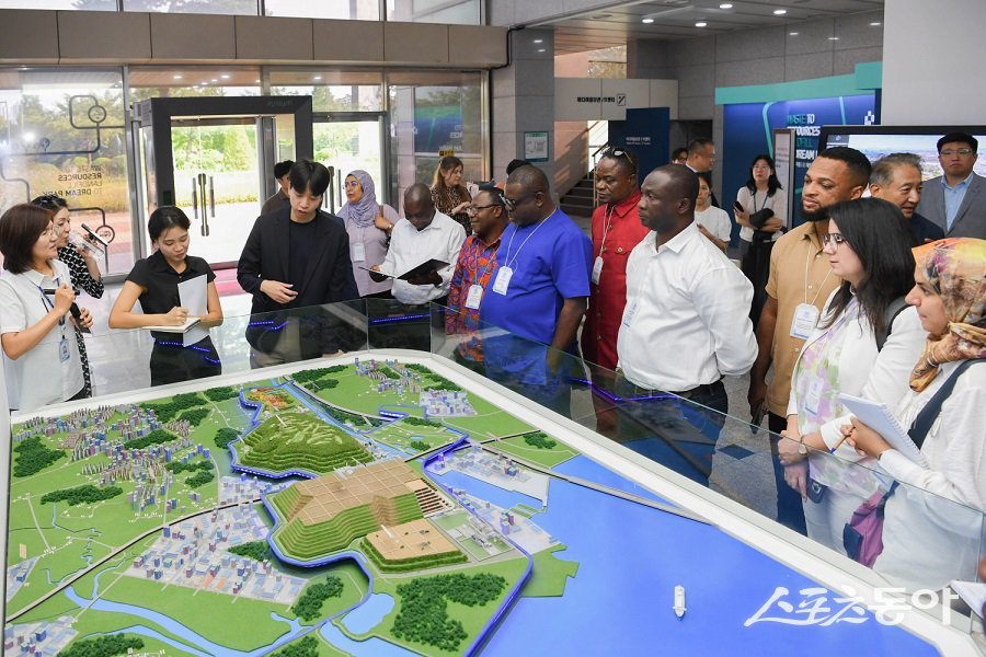 수도권매립지공사,아프리카 4개국 고위급 관계자들이 공사를 방문해 폐기물 처리 및 순환경제 시스템을 시찰했다. 사진제공|수도권매립지관리공사