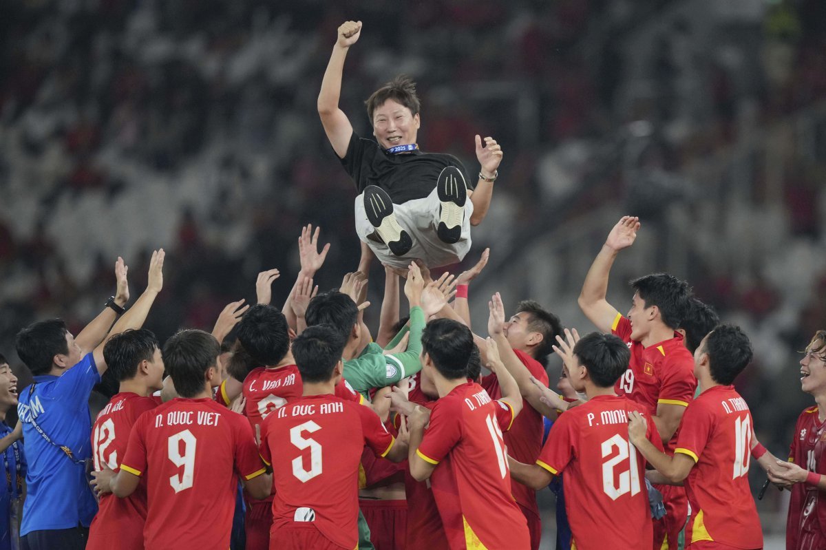 베트남 U-23 선수들이 30일(한국시간) 인도네시아 자카르타의 겔로라 붕 카르노 경기장에서 열린 인도네시아와 2025 AFF U-23 챔피언십 결승에서 1-0으로 이긴 뒤 우승을 확정한 후 김상식 감독(위)을 헹가래치고 있다. 자카르타(인도네시아)｜AP뉴시스