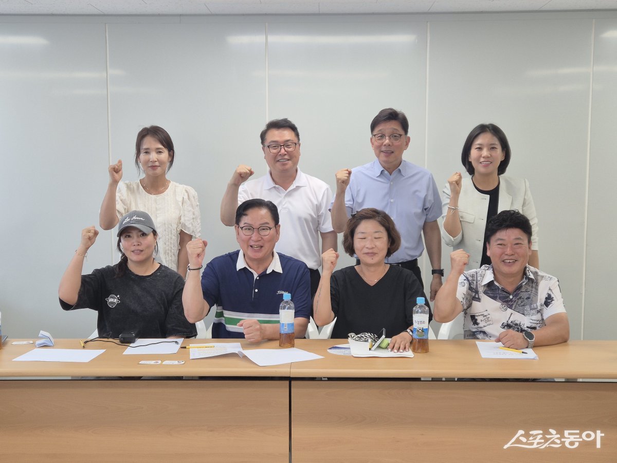 29일 성남종합운동장 스포츠센터 회의실에서 안광림·황금석·추선미 의원과 창성중·이매고 필드하키부 학부모들이 모여 간담회를 진행하고 기념촬영하고 있다. 사진제공ㅣ성남시의회 