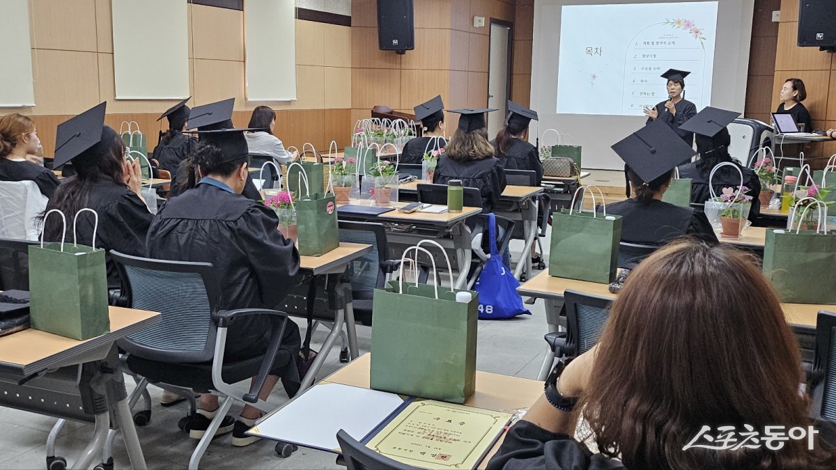 포천시는 29일 포천시근로자종합복지관에서 열린 ‘2025년 포천시 지역강사 역량강화 기본교육’ 수료식을 하고 있다. 사진제공ㅣ포천시 