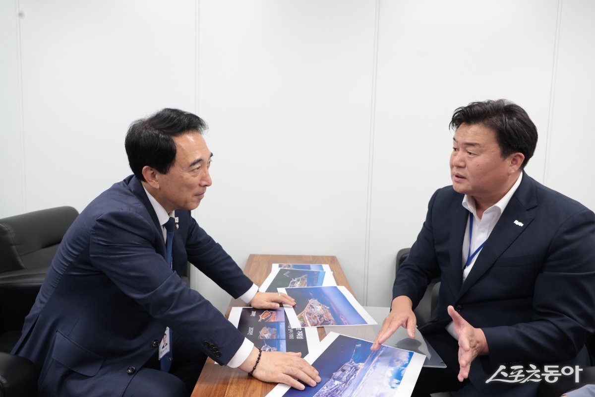 임병택 시장이 박수현 국가균형성장특별위원장(왼쪽)과 면담을 하고 있다. 사진제공｜시흥시