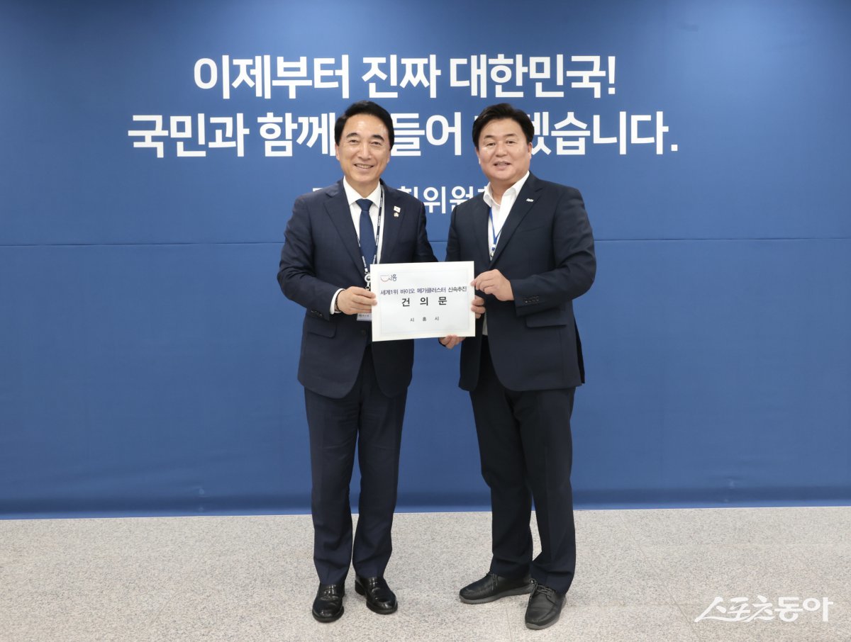 임병택 시장이 박수현 국가균형성장특별위원장(왼쪽)과 면담을 갖고 기념촬영을 하고 있다. 사진제공｜시흥시