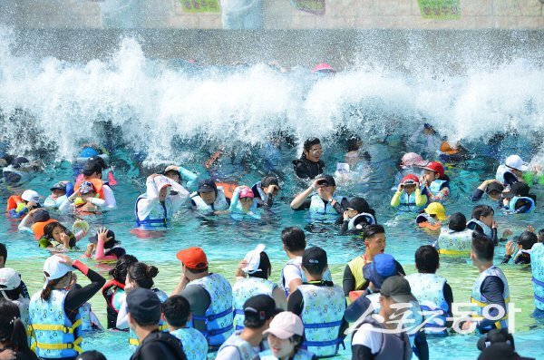 강동 워터파크(구. 블루원 워터파크)에서 남여노소가 물놀이를 즐기고 있다. 사진제공 ㅣ 경주시