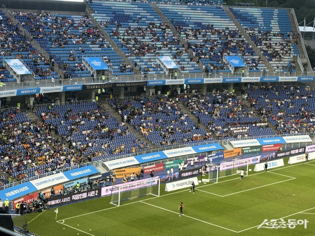 이번 올스타전에는 각 구단 팬들의 응원문구가 담긴 현수막이 수원월드컵경기장 북쪽 관중석을 수놓았다. 12개 구단에서 팬 공모를 통해 선정된 문구들은 저마다의 개성과 상징을 담고 있었다. 수원｜백현기 기자 hkbaek@donga.com