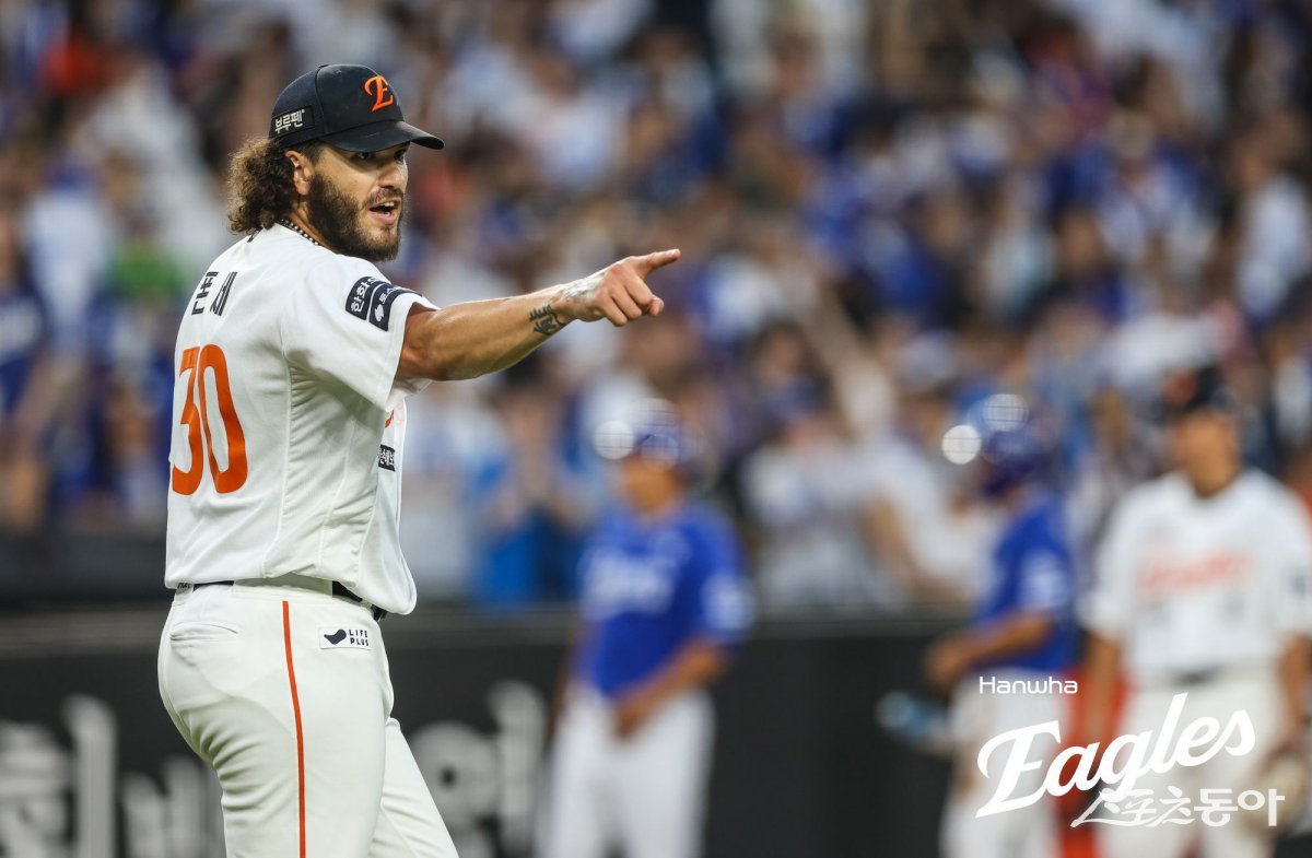 한화 폰세가 30일 대전 삼성전에서 6이닝 무실점을 기록하며 위용을 뽐냈다. 폰세가 경기 중 포수 최재훈에게 파이팅을 불어넣고 있다. 사진제공｜한화 이글스