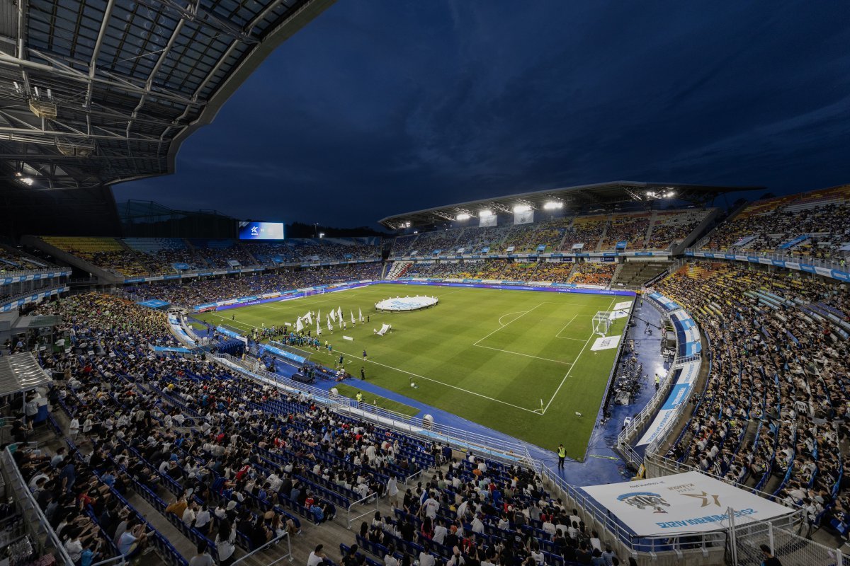 팀 K리그1-뉴캐슬이 30일 수원월드컵경기장에서 ‘2025 쿠팡플레이 시리즈’ 1경기를 치렀다. 킥오프에 앞서 소속팀 울산에서 성적이 저조했던 김판곤 팀 K리그1 감독을 향한 야유가 쏟아지기도 했다. 다행히 킥오프 이후 팬들의 응원가 열창으로 분위기가 되살아났다. 사진제공│한국프로축구연맹