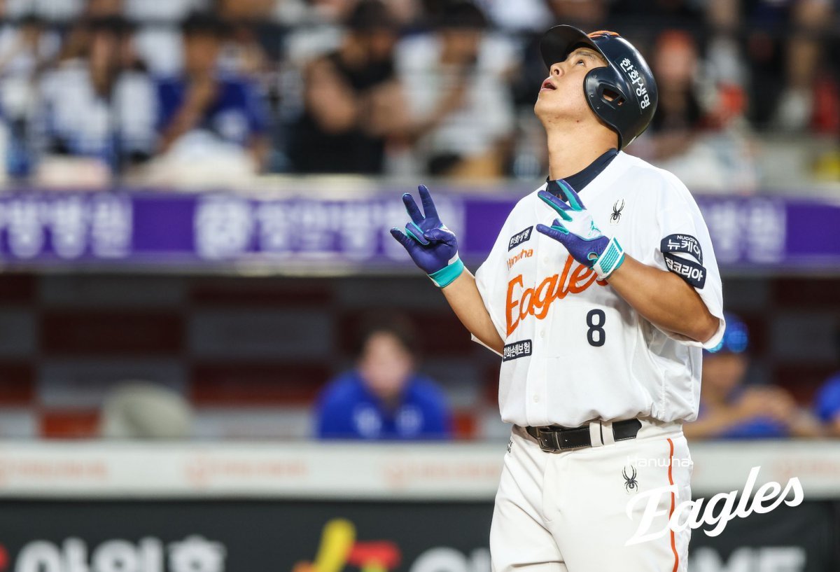 한화 노시환이 30일 대전 삼성전에서 3회말 20호 홈런을 쳐낸 뒤 홈을 밟으며 세리머니를 하고 있다. 사진제공｜한화 이글스