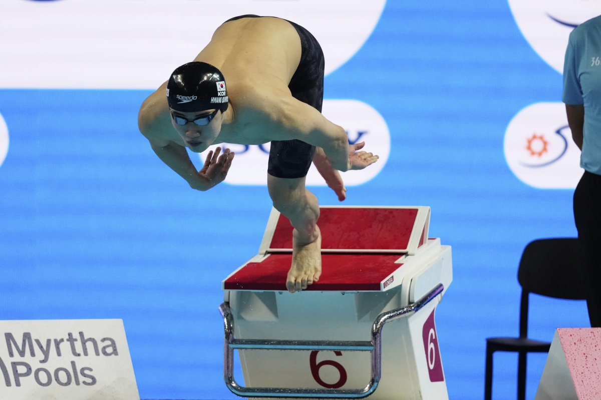 황선우가 30일 싱가포르 세계수영선수권 아레나에서 열린 2025 세계수영선수권 대회 남자 자유형 100 예선에서 빠른 스타트를 하고 있다. 그는 준결승에 안착했으나 전체 13위로 상위 8명에게 주어진 종목 결승행에 실패했다. 싱가포르｜AP뉴시스