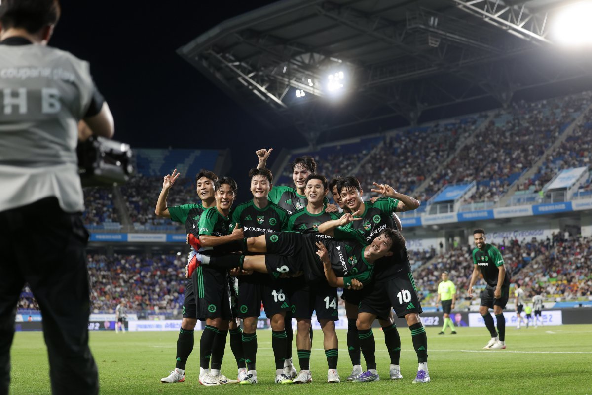 팀 K리그 김진규(가운데)가 30일 수원월드컵경기장에서 열린 뉴캐슬과 ‘2025 쿠팡플레이 시리즈’ 1경기에서 전반 36분 선제골을 터트린 뒤 동료들과 기뻐하고 있다. 팀 K리그가 1-0으로 이겼다. 사진제공│한국프로축구연맹