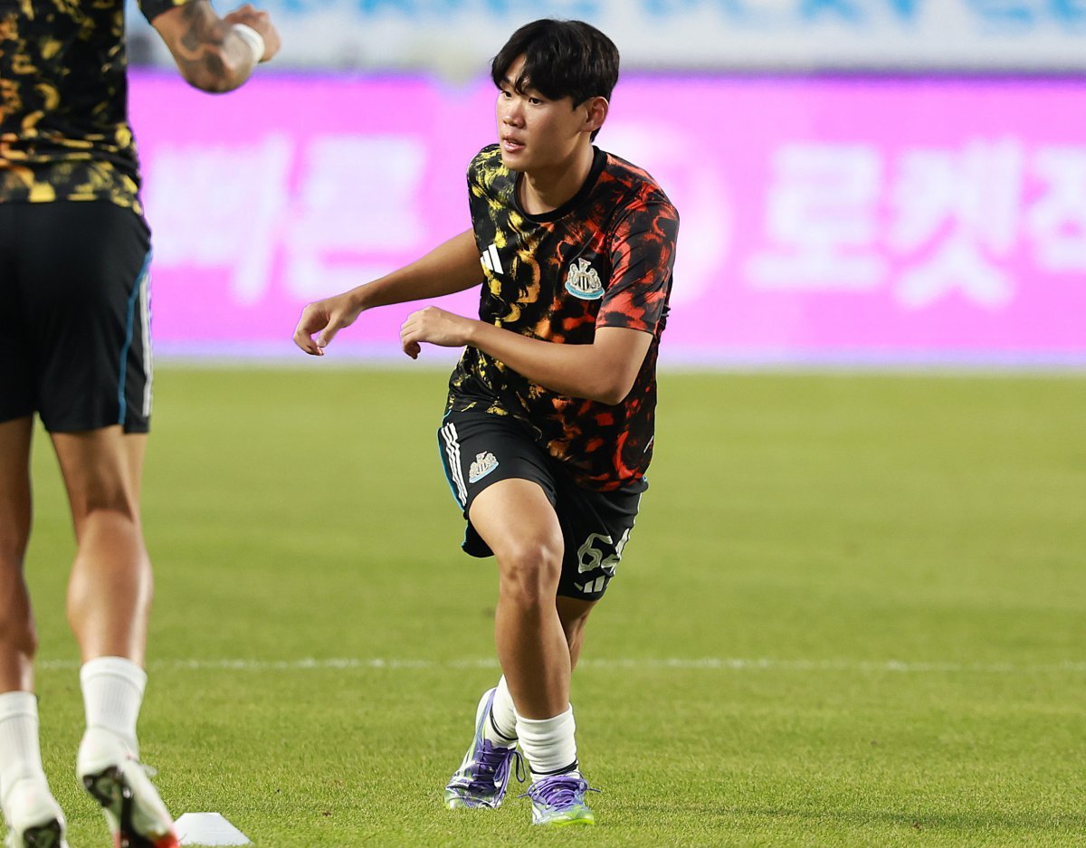 뉴캐슬 박승수가 30일 수원월드컵경기장에서 열린 팀 K리그와 ‘2025 쿠팡플레이 시리즈’ 1경기를 앞두고 몸을 풀고 있다. 그는 팀이 0-1로 뒤진 후반 36분 오슐라와 교체투입돼 뉴캐슬 데뷔전을 치렀다. 사진제공│한국프로축구연맹