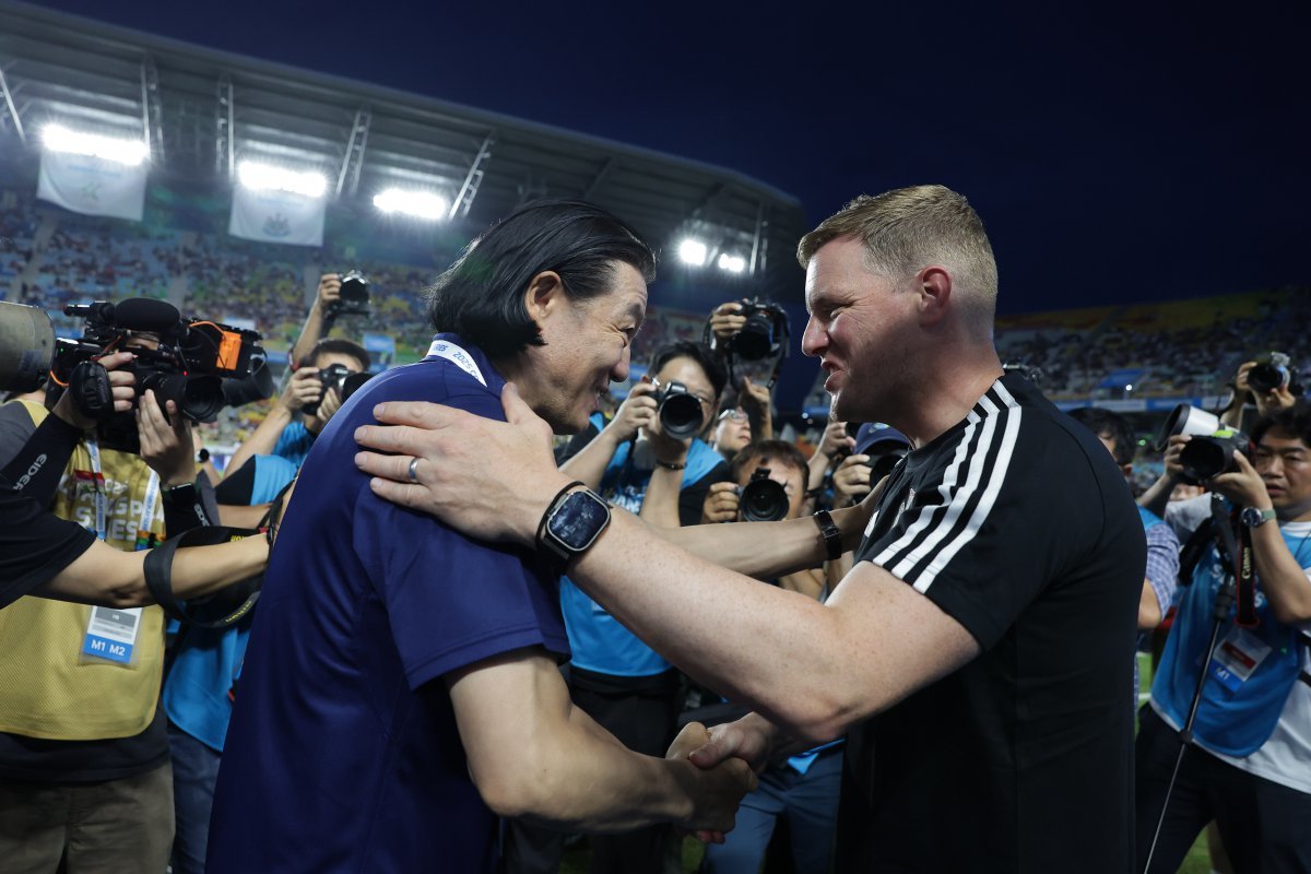 에디 하우 뉴캐슬 감독(오른쪽)은 30일 수원월드컵경기장에서 열린 팀 K리그와 ‘2025 쿠팡플레이 시리즈’ 1경기에서 0-1로 패한 뒤 아쉬움을 감추지 못했다. 그러나 이날 뉴캐슬 유니폼을 입고 첫 경기를 치른 박승수의 활약에는 호평을 내렸다. 사진제공│한국프로축구연맹