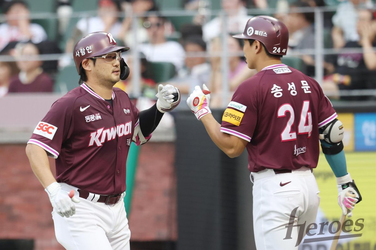 키움 임지열(왼쪽)은 30일 인천 SSG와 원정경기에서 2번타자 좌익수로 선발출전해 6타수 1안타 1홈런 3타점 1득점을 기록했다. 경기 초반 리드를 벌리는 홈런포와 10회말 실점을 막는 빼어난 수비를 펼쳐 눈길을 끌었다. 사진제공|키움 히어로즈