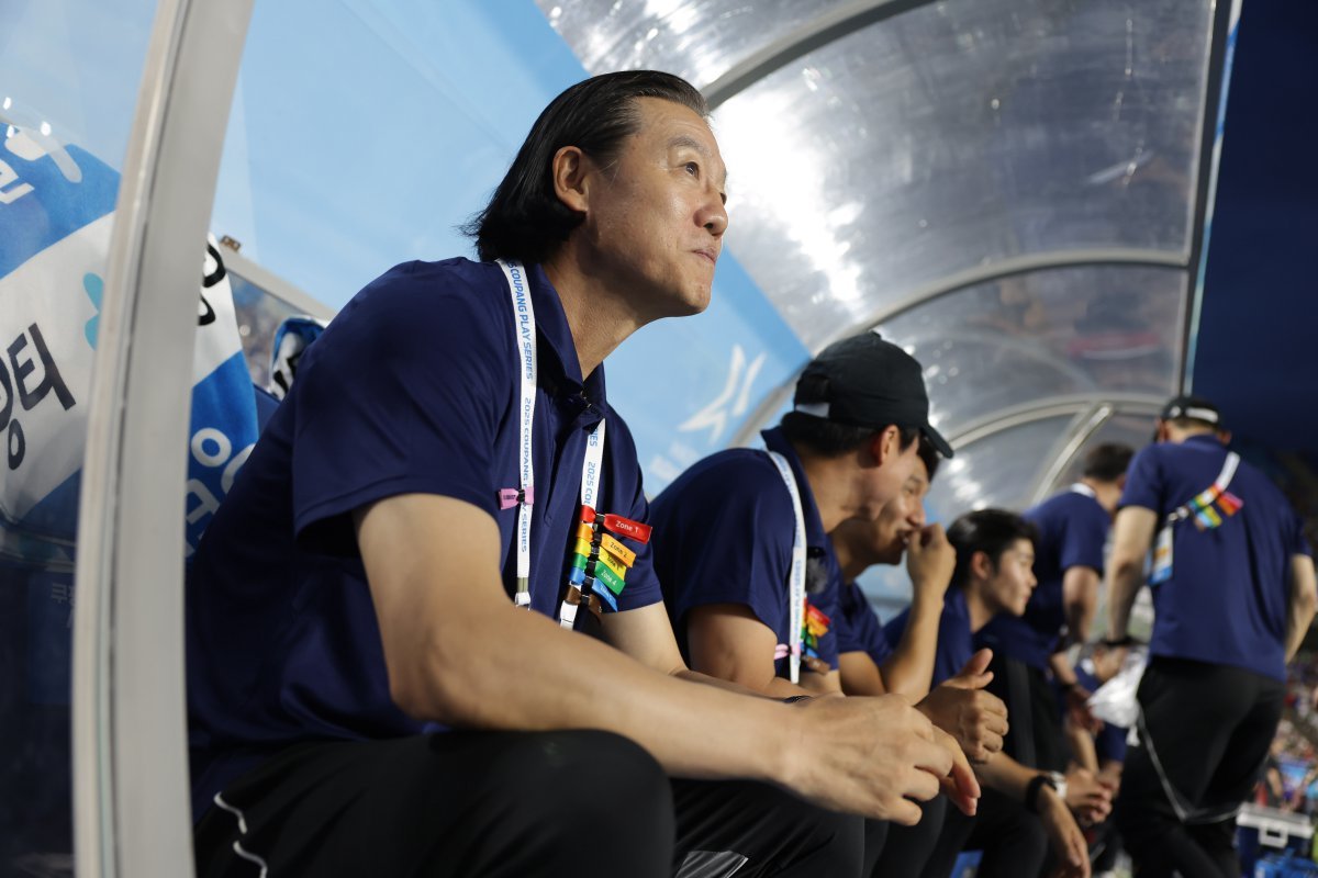 김판곤 팀 K리그1 감독은 30일 수원월드컵경기장에서 열린 뉴캐슬과 ‘2025 쿠팡플레이 시리즈’ 1경기에서 1-0으로 이긴 뒤 환하게 웃었다. K리그의 자존심을 걸고 승리하겠다던 약속을 지켰다. 사진제공│한국프로축구연맹