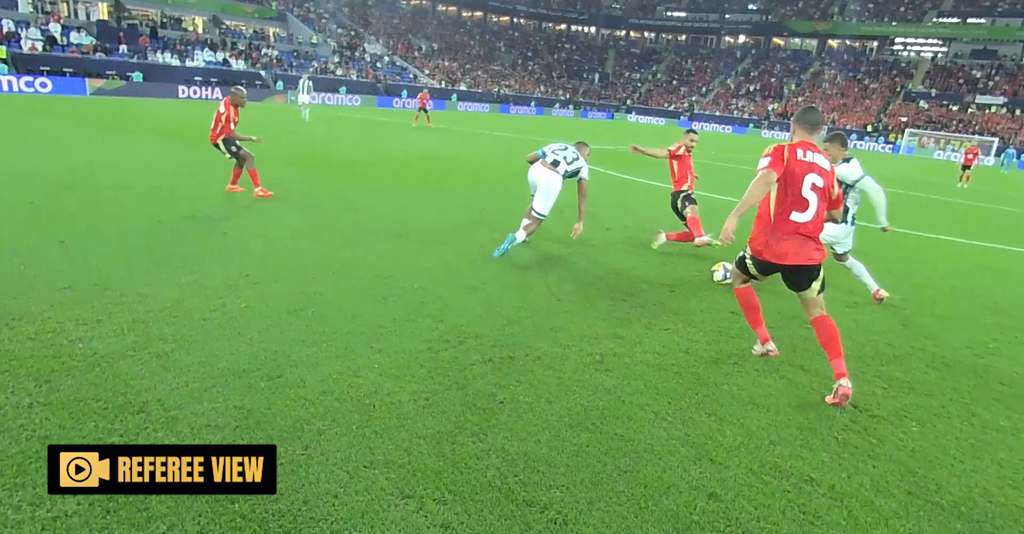 IFAB가 31일(한국시간) 바디캠의 사용을 전 세계대회로 확대하는 시험 운영을 승인했다. 사진은 FIFA가 예시로 든 심판 바디캠 화면으로 심판의 몸에 카메라를 부착해 중계화면에 송출한다. 사진출처│스카이스포츠 홈페이지