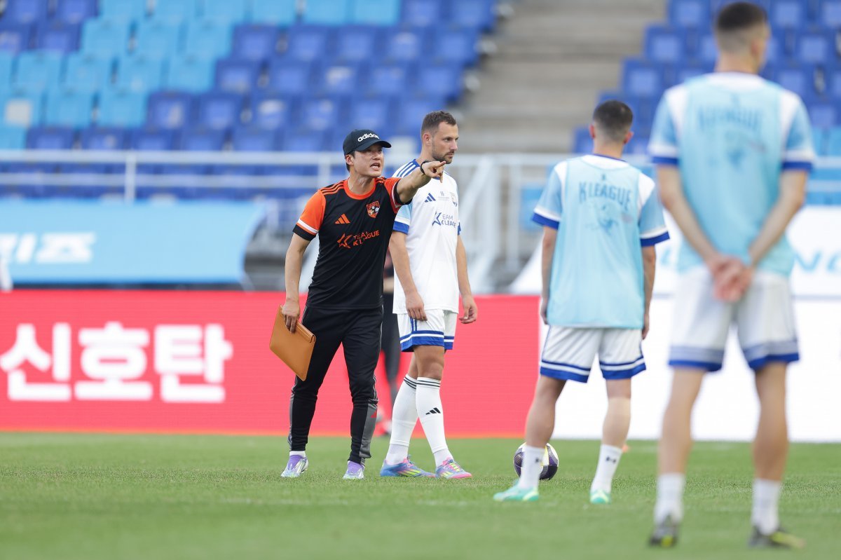 이정효 감독이 29일 수원월드컵경기장에서 진행된 팀 K리그 오픈 트레이닝에서 선수들에게 열성적으로 지시하고 있다. 사진제공|한국프로축구연맹