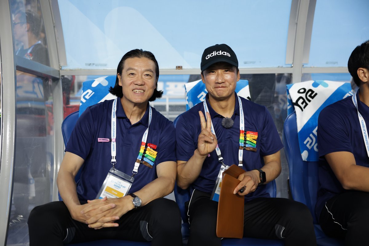 팀 K리그 감독직을 맡은 울산 HD 김판곤 감독(왼쪽)과 코치직을 수행한 광주FC 이정효 감독. 사진제공|한국프로축구연맹