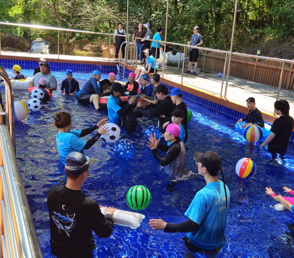 안산영웅시대 봉사자들이 ‘어린양의집’ 이용자들과 ‘첨벙첨벙 물놀이’ 프로그램을 진행하고 있다.   (안산연웅시대 제공)