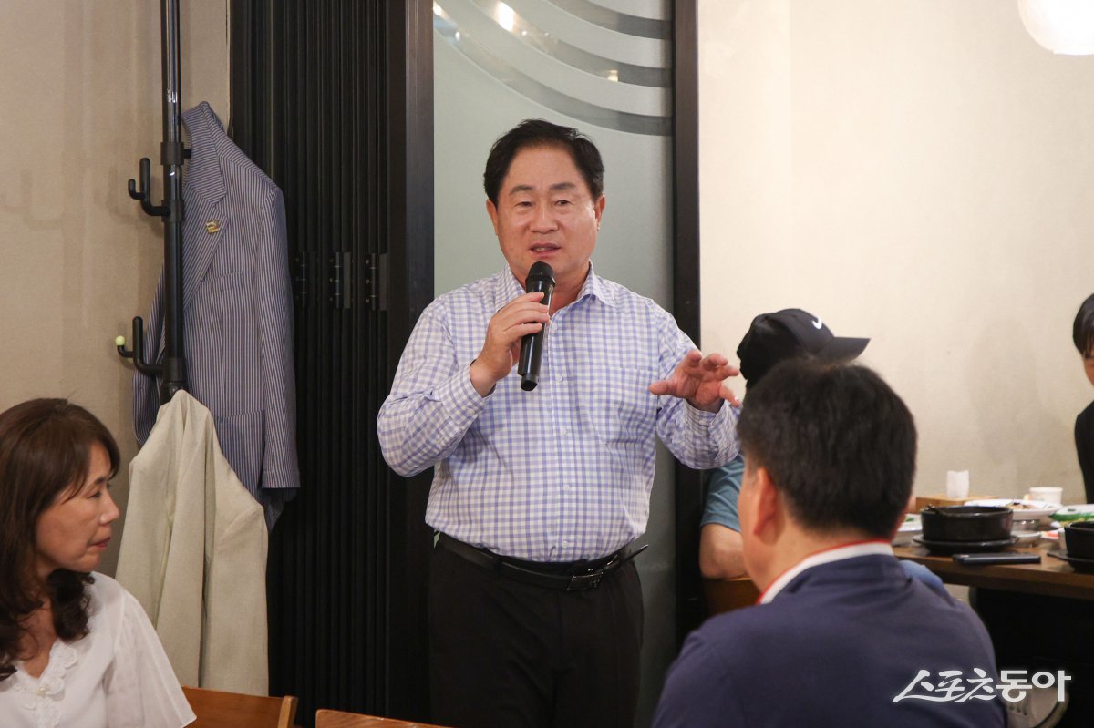 주광덕 남양주시장은 30일 4년째 환경미화원 초청해 노고에 인사말을 하고 있다. 사진제공ㅣ남양주시 