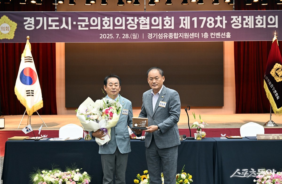 김연균 의정부시의회 의장(윈쪽)이 경기도시군의회의장협의회 대변인으로 선임되고 있다. 사진제공ㅣ경기도시‧군의회의장협의회