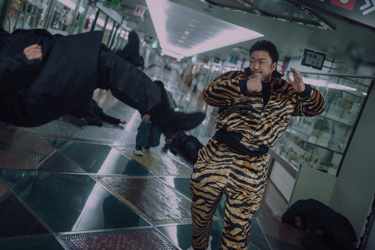 12지신을 모티브로 한 새로운 K-액션 히어로 시리즈 ‘트웰브’가 강렬한 세계관을 암시하는 액션 스틸을 공개하며 시청자들의 기대감을 한껏 끌어올리고 있다. 사진제공 | 월트 디즈니 컴퍼니 코리아