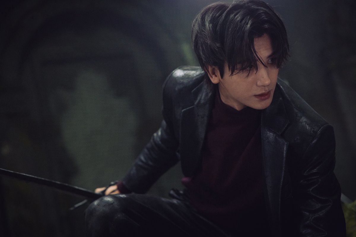 12지신을 모티브로 한 새로운 K-액션 히어로 시리즈 ‘트웰브’가 강렬한 세계관을 암시하는 액션 스틸을 공개하며 시청자들의 기대감을 한껏 끌어올리고 있다. 사진제공 | 월트 디즈니 컴퍼니 코리아