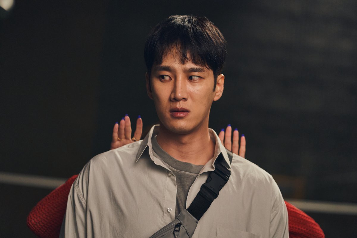 ‘악마가 이사왔다’는 배우 안보현의 첫 스크린 주연작이기도 하다. 평소 강인한 역할을 주로 맡았던 그는 이상근 감독을 투사한 청년 백수 ‘길구’ 역을 맡았다. 사진제공 | CJ ENM