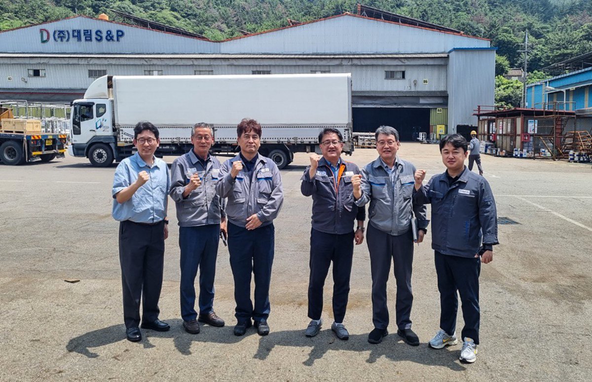 한화오션과 협력사 대림 S&P 관계자들이 현장 점검을 마친 뒤, TOP 상생협력 활동의 성공적인 추진을 다짐하며 기념촬영을 하고 있다. 사진제공 ｜한화오션