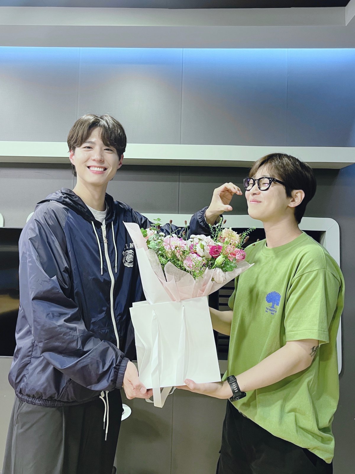 배우 박보검이 SBS 파워FM ‘딘딘의 뮤직하이’에 깜짝 출연해 진솔한 입담과 유쾌한 매력으로 청취자들과 소통했다. 일본 팬미팅 직후 생방송 스튜디오를 찾은 그는 딘딘에게 고마움을 전하고 ‘짬뽕난다’는 자신만의 감정 조절법도 공유했다. 사진제공|SBS 파워FM ‘딘딘의 뮤직하이’