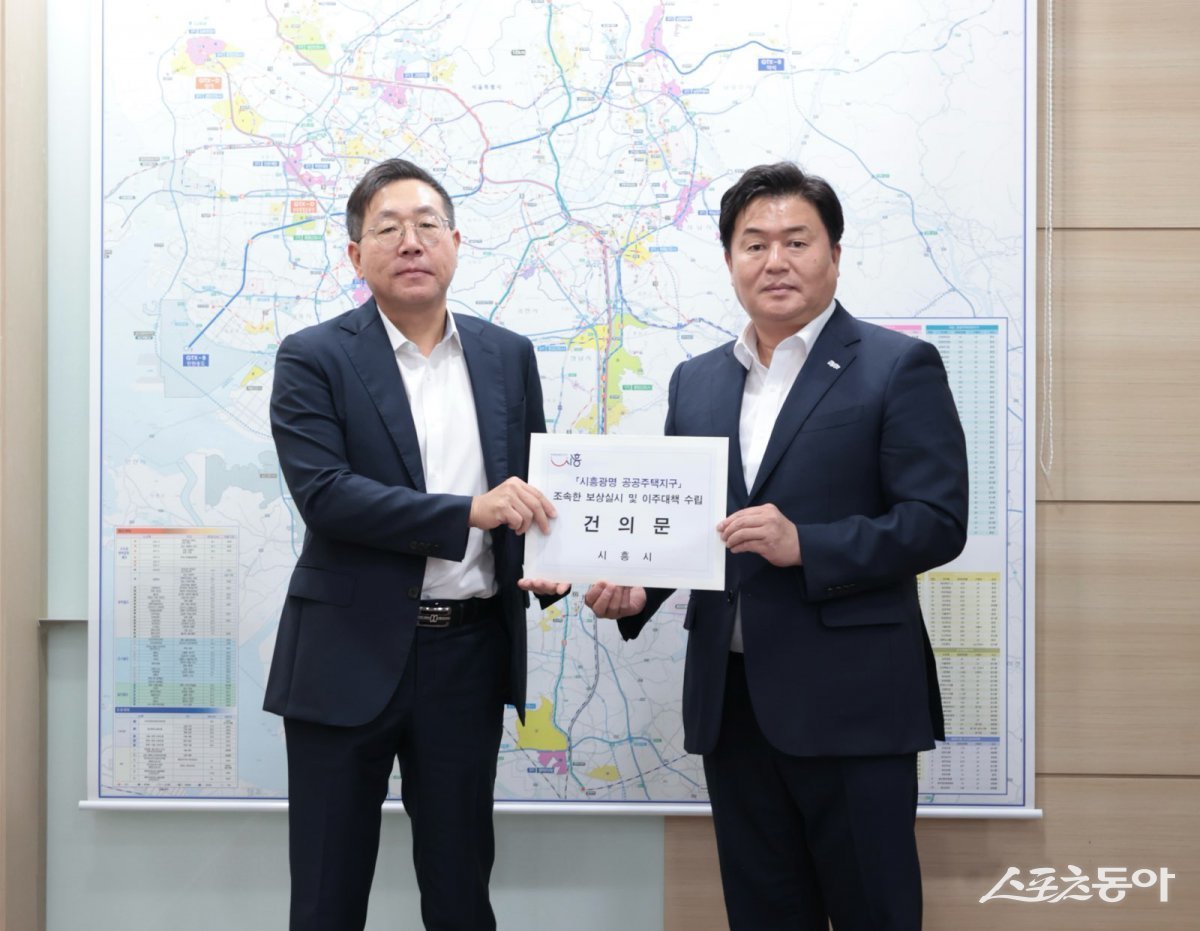 임병택 시흥시장은 최용택 LH 광명시흥사업본부장(사진 왼쪽)에게 건의문을 전달했다. 사진제공｜시흥시