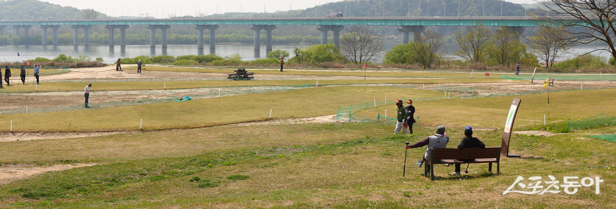 여주도시공사(사장 임명진)가 전국 최초로 여주 오학파크골프장에 앰뷸런스와 응급구조사를 배치하는 폭염 대응 특별대책을 마련했다(오학파크골프장 전경). 사진제공|여주도시공사