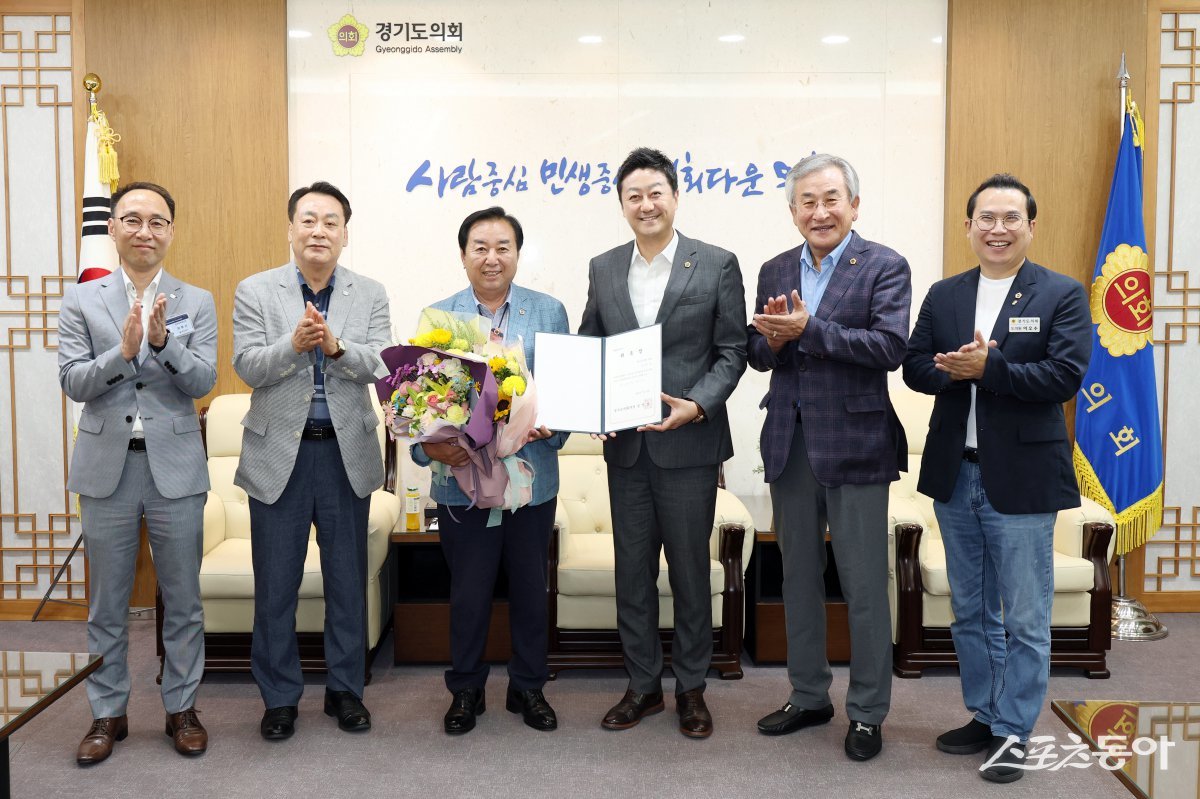 경기도의회 김진경 의장(더불어민주당·시흥3)은 지난 30일 의장 접견실에서 ‘제11대 후반기 경기도의회 의정정책추진단’ 위원 위촉식을 열고, 김성남 의원(국민의힘·포천2)을 신임 단장으로 공식 위촉했다. 사진제공｜김진경 의장