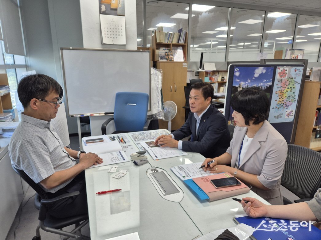 이학수 정읍시장이 지난 30일 기획재정부를 직접 방문하여 문화예산과장 등 기재부 담당 과장을 만나, 지역 균형 발전과 시민들의 삶의 질 향상을 위한 2026년도 국가예산 중점사업에 대한 국비 지원을 요청했다. 사진제공=정읍시