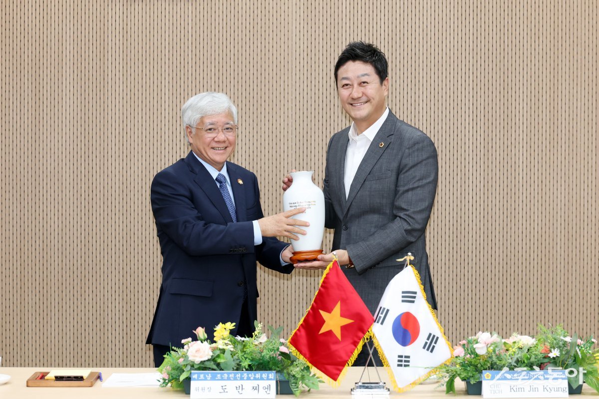 김진경 경기도의회 의장(더불어민주당·시흥3)은 지난 30일 오후 도의회 예담채에서 베트남 조국전선중앙위원회 대표단을 접견하고, 지방의회 차원의 우호 협력 확대 방안을 논의했다. 사진제공｜김진경 의장