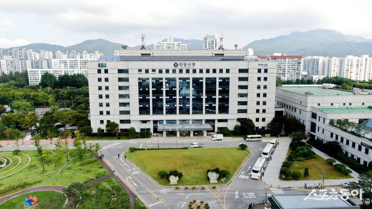 안양시 만안구 석수동 210번지 일원 공공재개발 사업이 층수 규제 완화를 계기로 본격적인 추진 동력을 얻게 됐다(안양시청 전경). 사진제공｜안양시
