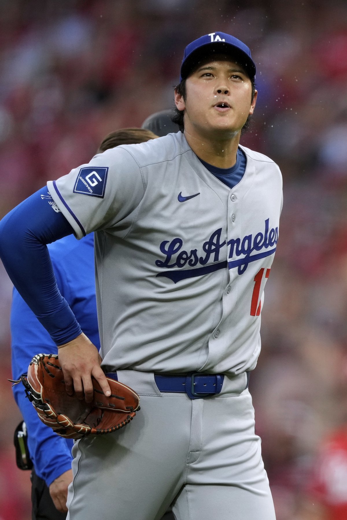 LA 다저스 오타니 쇼헤이가 31일(한국시간) 신시내티 레즈와 원정경기 4회말 경련으로 마운드에서 내려가고 있다. 오타니는 이날 3이닝 5안타 2볼넷 4탈삼진 2실점을 기록했다. 신시내티(미 오하이오주)｜AP뉴시스