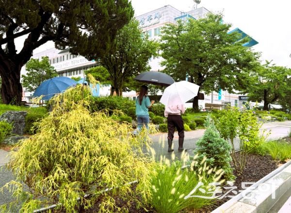 상주시가 조성한 ‘기후대응형 빗물 정원’을 사람들이 거닐고 있는 모습. 사진제공ㅣ상주시