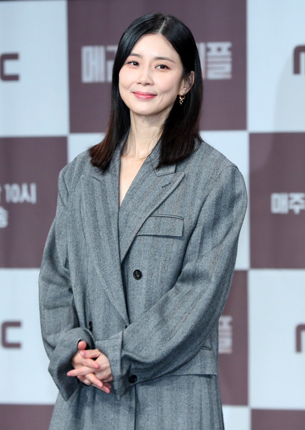 [서울=뉴시스] 김혜진 기자 = 배우 이보영이 31일 오전 서울 마포구 MBC에서 열린 새 금토드라마 ‘메리 킬즈 피플’ 제작발표회에서 포즈를 취하고 있다. 2025.07.31. jini@newsis.com