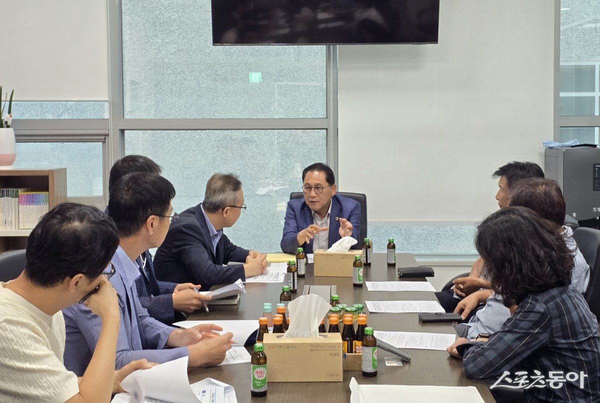 경기도의회 교육기획위원회 안광률 위원장(더불어민주당, 시흥1)이 경기도교육청의 학교급식 식재료 구매 방침 변경에 대해 강하게 비판하며 졸속 행정 중단과 재검토를 촉구했다. 사진제공｜안광률 위원장