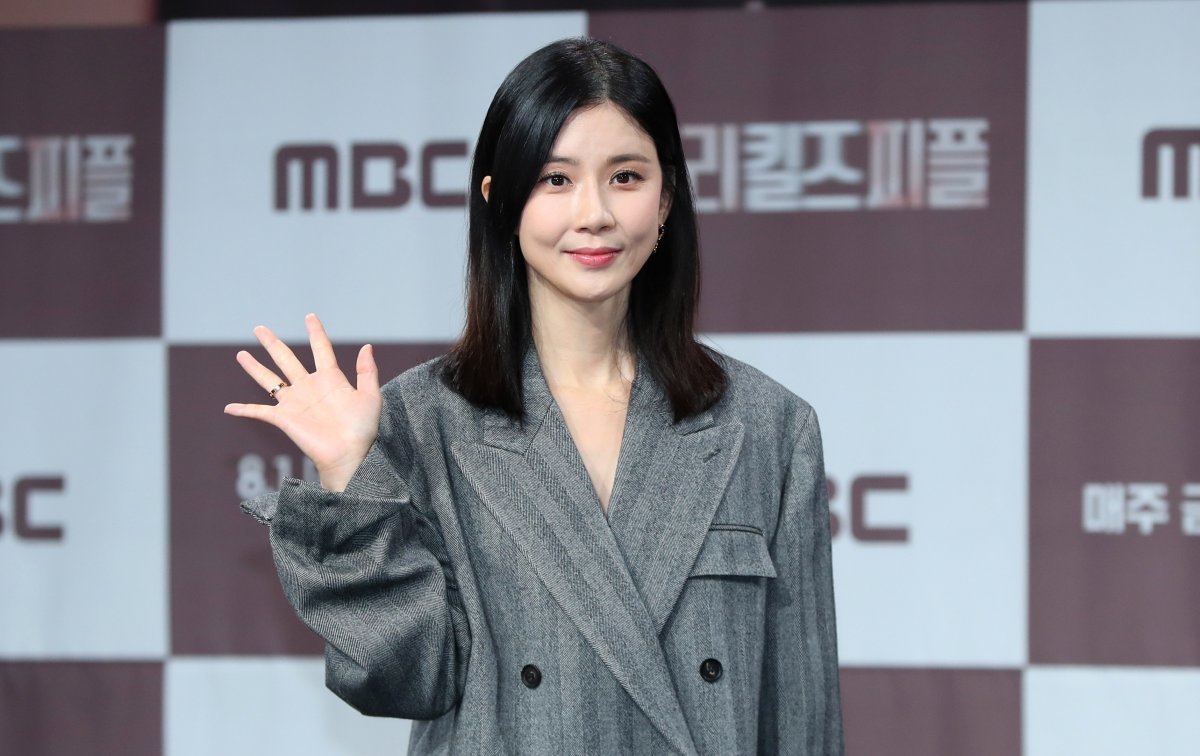 [서울=뉴시스] 김혜진 기자 = 배우 이보영이 31일 오전 서울 마포구 MBC에서 열린 새 금토드라마 ‘메리 킬즈 피플’ 제작발표회에서 포즈를 취하고 있다. 2025.07.31. jini@newsis.com