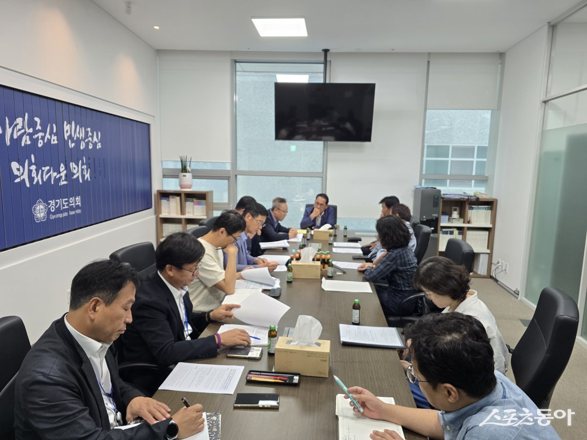 경기도의회 교육기획위원회 안광률 위원장(더불어민주당, 시흥1)이 경기도교육청의 학교급식 식재료 구매 방침 변경에 대해 강하게 비판하며 졸속 행정 중단과 재검토를 촉구했다. 사진제공｜안광률 위원장