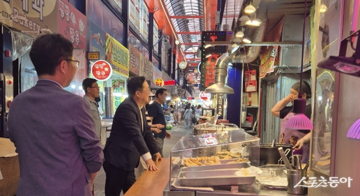 대전시(시장 이장우)는 지난 30일 오후 연일 계속되는 폭염에 대응하고 전통시장 활성화를 모색하기 위해 중앙시장과 도마큰시장 등 두 곳을 방문해 현장을 점검하고 상인들을 격려했다. 사진제공｜대전시