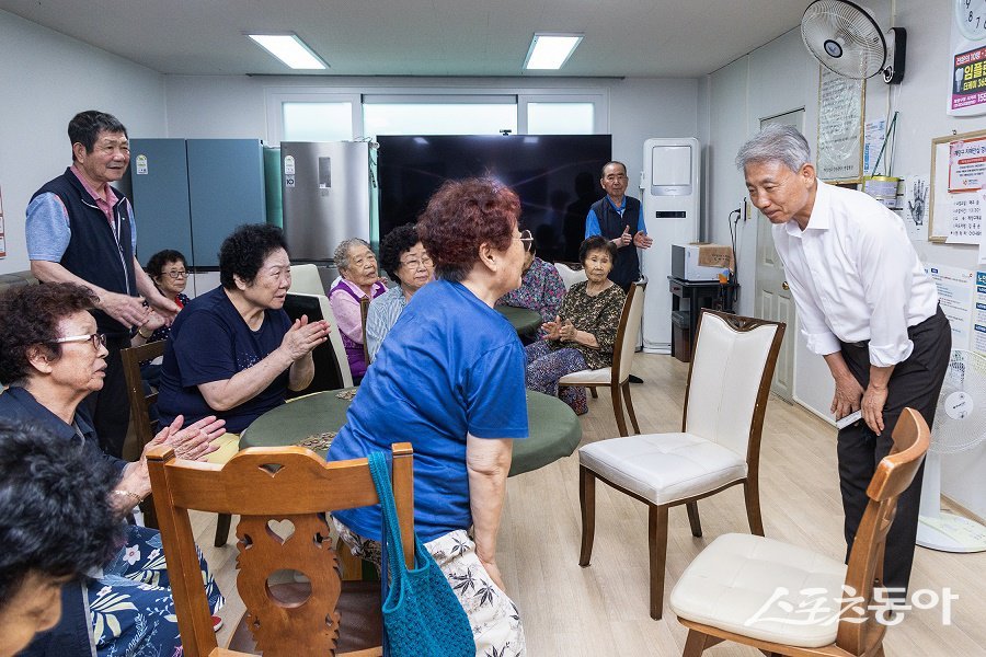 윤환 계양구청장, 폭염 속 경로당 찾아 어르신 건강을 챙기며 소통했다. 사진제공｜인천 계양구청