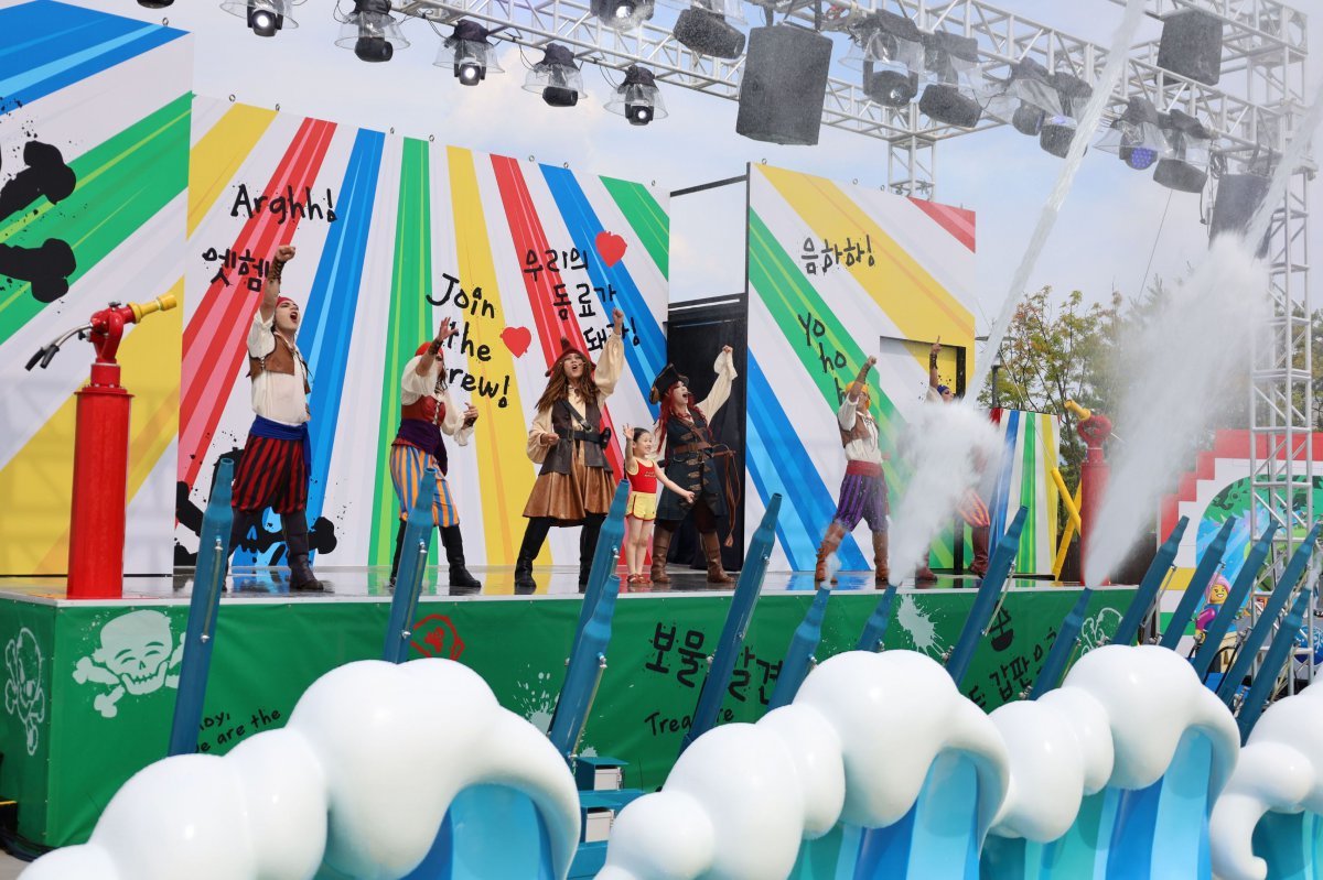 물을 맞으며 뛰어노는 참여형 공연 고!고! 파이러츠 파티