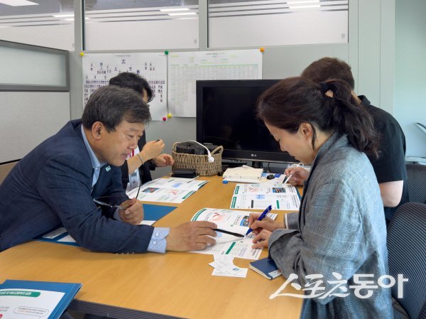 남한권 울릉군수가 기획재정부를 방문해 내년도 국비예산 당위성을 설명하고 있다. 사진제공 ㅣ 울릉군