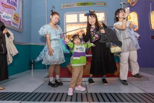 ‘토이 스토리’ 속 버즈로 코스프레한 관람객. 사진제공ㅣ크레센트엔터테인먼트