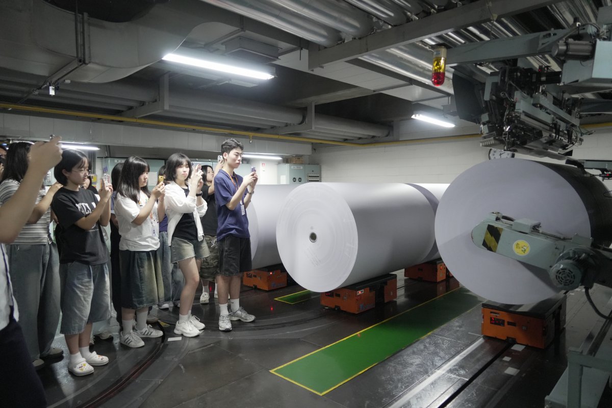 7월 31일 동아일보 충정로 사옥을 방문한 제5기 학생스포츠기자들이 신문 인쇄 시설과 인쇄 과정을 견학하고 있다. 사진제공 ｜ 학교체육진흥회