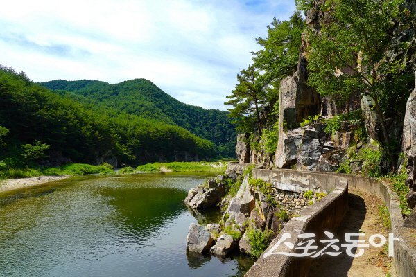 울진 근남면 왕피천 계곡을 따라 조성된 ‘봇도랑길’은 농수로를 걷는 독특한 경험을 제공한다. 사진제공 ㅣ 울진군