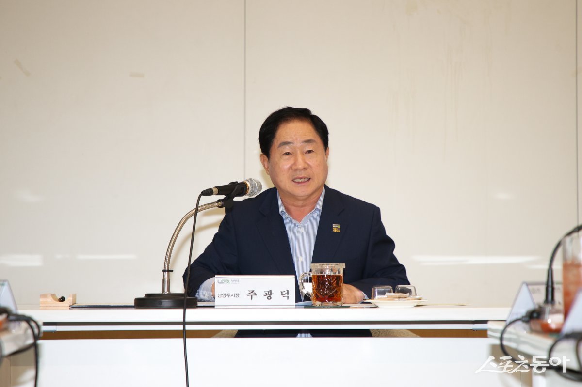 주광덕 시장이 지난달 31일 시청에서 수도권 대학과 ‘남양주이음대학’ 시범운영 업무 협약식에서 인사말을 하고 있다. 사진제공ㅣ남양주시 