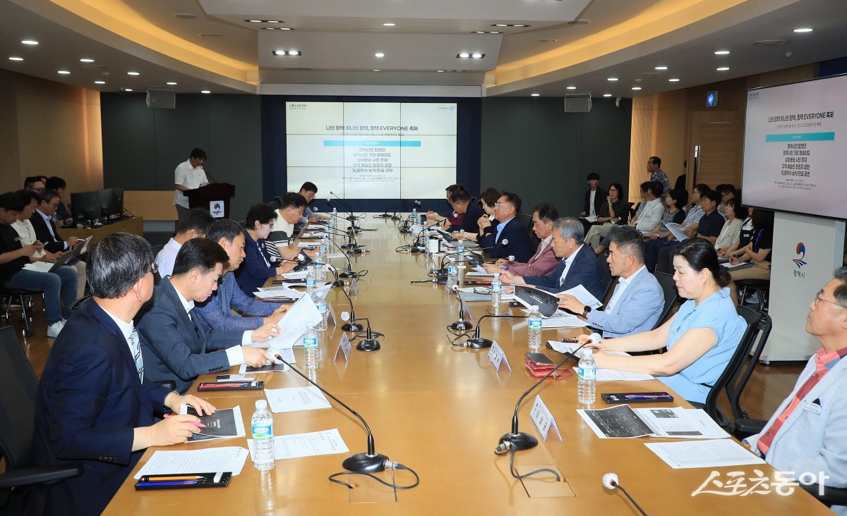 평택시(시장 정장선)는 지난 31일 시청 종합상황실에서 통합 30주년을 기념하는 ‘평택 EVERYONE 축제’ 착수보고회를 개최하고, 축제의 추진 방향과 세부 계획을 공유하며 본격적인 준비에 들어갔다. 사진제공｜평택시