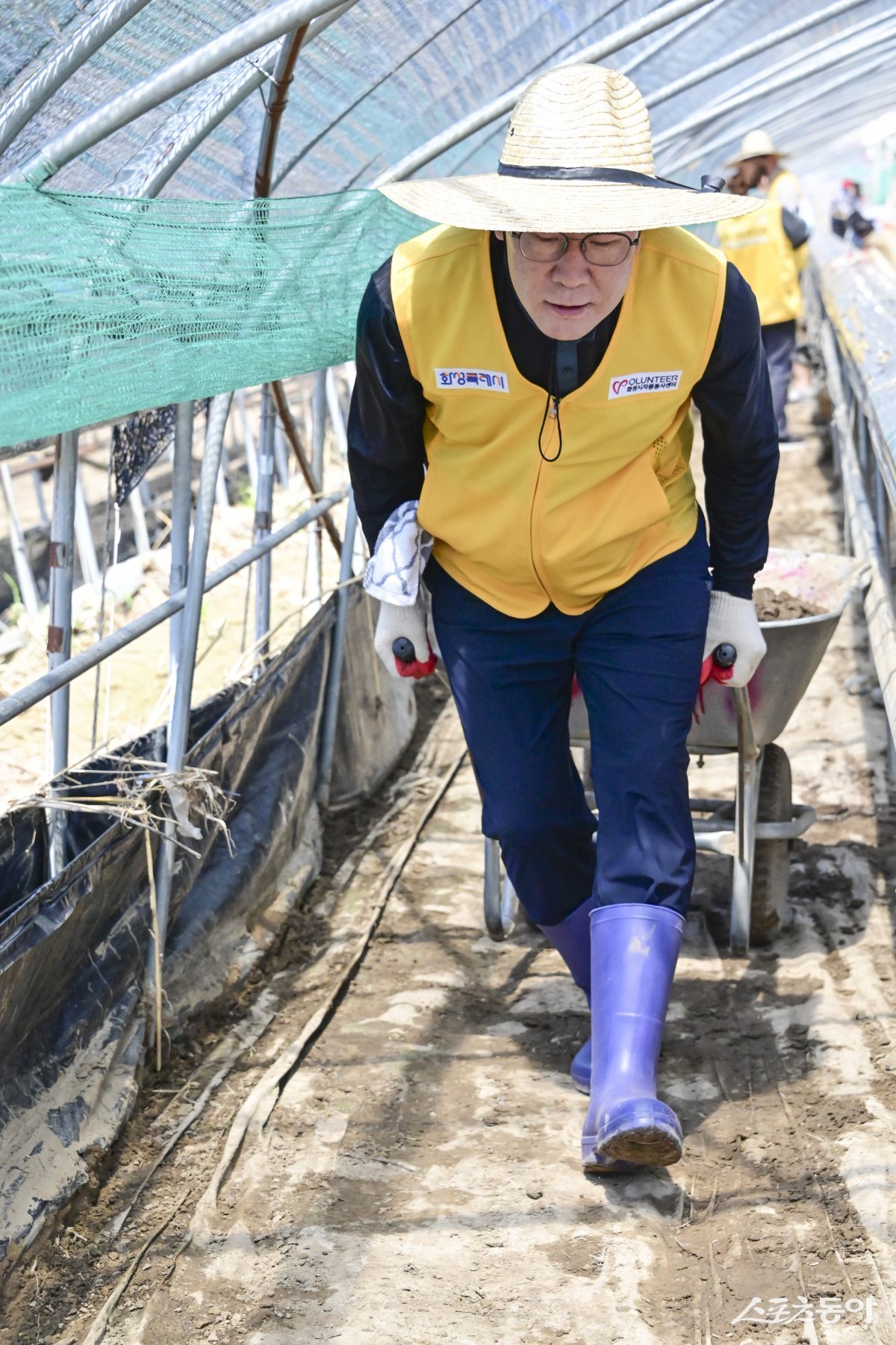 정명근 화성특례시장이 자원봉사자들과 함께 경남 합천군 수해현장을 찾아 복구 작업에 동참하고 있다. 사진제공｜화성시